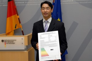 Bundesminister fuer Wirtschaft und Technologie Dr Philipp Roesler mit dem Energiepass fuer Neuwagen